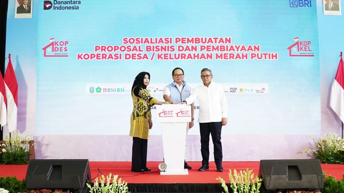 Wakil Menteri BUMN RI Kartiko Wirjoatmodjo, Wakil Direktur Utama BRI Agus Noorsanto, Direktur Commercial Banking BRI Alexander Dippo Paris serta Wakil Bupati Sidoarjo Mimik Idayana