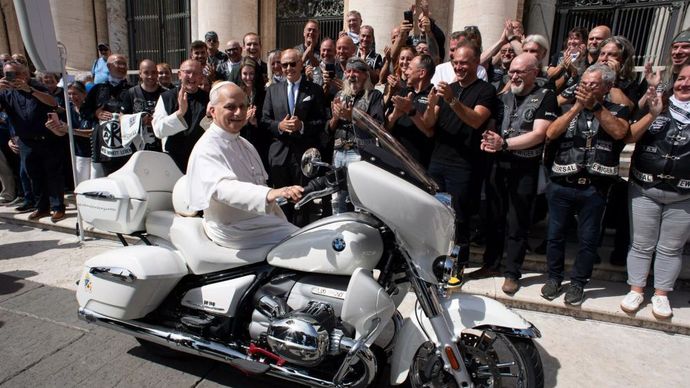 BMW Motorrad mempersembahkan BMW R 18 Transcontinental yang dimodifikasi kepada Paus Leo XIV untuk dilelang. (Foto: Istimewa via Carscoops)