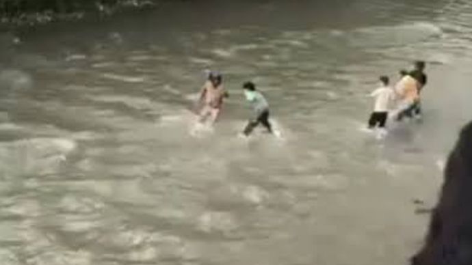 Viral Video Menteri Keuangan Nepal Diarak Telanjang hingga Masuk Sungai