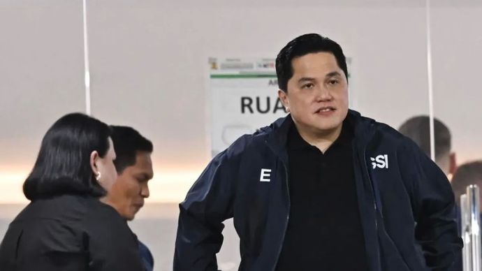 Ketua Umum PSSI Erick Thohir (kanan) menyaksikan pertandingan Timnas Indonesia U-23 melawan Timnas Korea Selatan U-23 dalam kualifikasi Grup J Piala Asia U-23 2026 di Stadion Gelora Delta Sidoarjo, Jawa Timur, Selasa, 9 September 2025.