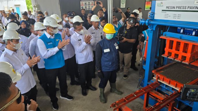 Menteri Imipas Agus Andrianto bersama Direktur Utama PLN Darmawan Prasodjo meninjau workshop pengelolaan FABA di Lapas Nusakambangan, Cilacap, Jawa Tengah, Rabu, 10 September 2025. Program ini membekali warga binaan keterampilan mengolah limbah batu