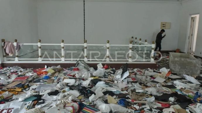 Massa tidak dikenal mengamati kondisi rumah yang berantakan milik Anggota DPR Surya Utama atau Uya Kuya di Pondok Bambu, Jakarta Timur, Minggu (31/8/2025).
