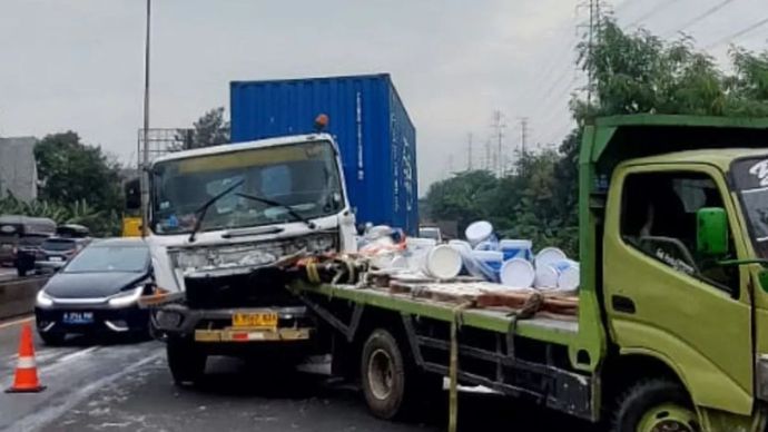 Truk trailer menabrak truk membawa cat di Jalan Tol Pluit, Jakarta Utara, pada Kamis (11/9/2025).