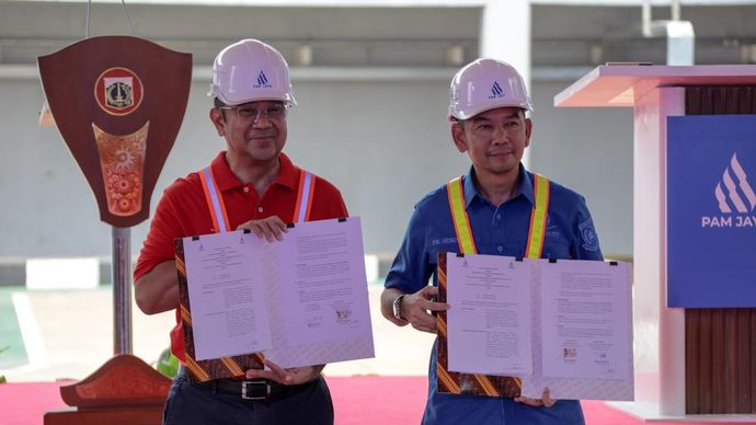 Direktur Utama PAM JAYA, Arief Nasrudin (kiri) bersama Direktur Utama Perseroda PITS, menandatangani kerja sama strategis penyediaan layanan air minum perpipaan lintas provinsi di wilayah perbatasan Jakarta &ndash; Tangerang Selatan. Kolaborasi ini akan menghadirkan layanan air minum dengan kapasitas hingga 10 liter per detik bagi sekitar 1.000 rumah tangga, serta menjadi simbol sinergi BUMD Jakarta dan Banten dalam memperkuat pelayanan publik berkelanjutan.