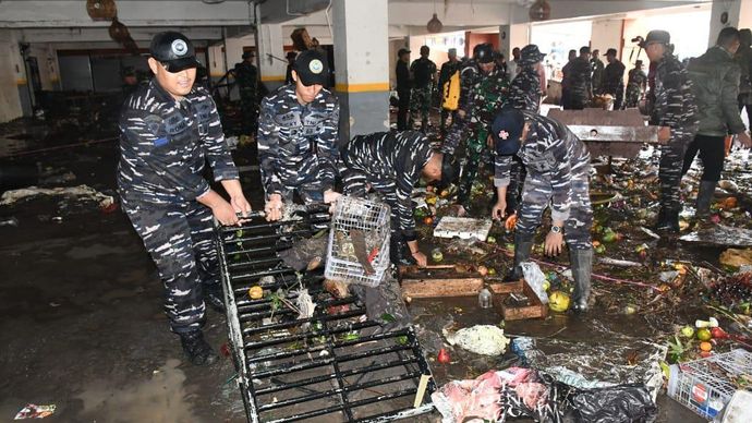 TNI AL dan Warga Denpasar Bersatu Tangani Banjir Bandang