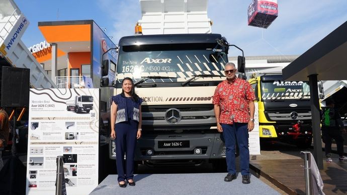 Seremoni pemotongan pita oleh Faustina, Kepala Produk dan Pemasaran DCVI (kiri) dan Naeem Hassim, Presiden Direktur DCVI (kanan). (Foto: Istimewa)