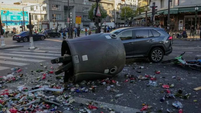 Jalanan diblokade dengan tong sampah saat terjadi aksi unjuk rasa di Paris, Prancis, Rabu (10/9/2025)/Antara