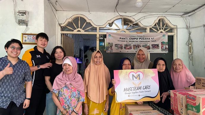 Lansia Panti Jompo Pusaka 41 menerima donasi. 