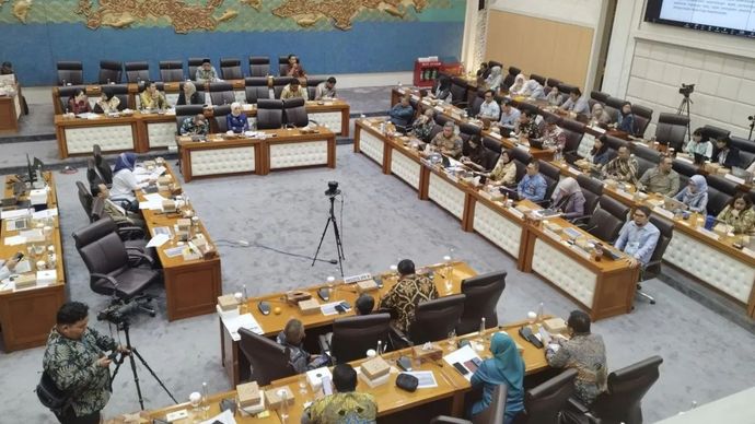 Ketua Komisi VII DPR RI Saleh Partaonan Daulay memimpin rapat bersama Menteri Pariwisata Widiyanti Putri Wardhana di kompleks parlemen, Jakarta, Kamis (11/9/2025). 