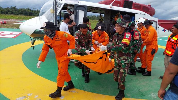 tim SAR gabungan yang terdiri dari personel Basarnas Timika, TNI AU, TNI AD, Polri, dan PT Intan Angkasa.