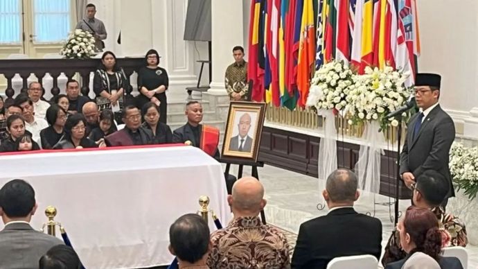 Menteri Luar Negeri (Menlu) RI Sugiono menyampaikan sambutannya pada acara penghormatan terakhir kepada mendiang Zetro Leonardo Purba di Gedung Pancasila Kemlu RI, Jakarta, Kamis (11/9/2025). 