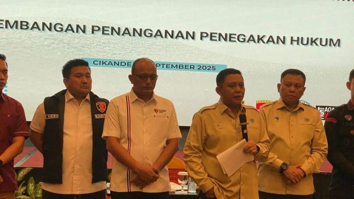 (Kedua kanan) Deputi Penegakan Hukum KLH/BPLH Irjen Pol Rizal Irawan pada media briefing di Cikande, Kabupaten Serang, Kamis (11/9/2025).