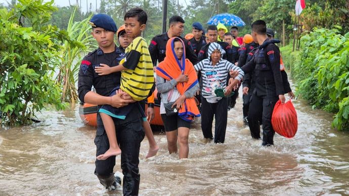 Brimob Polri membantu korban banjir Bali. 