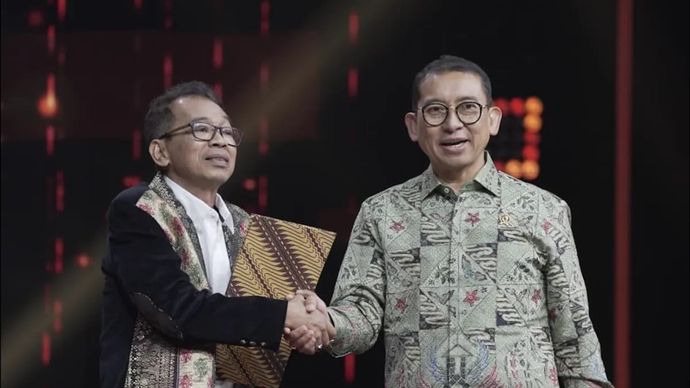 Menteri Kebudayaan Fadli Zon (kanan) menyerahkan Surat Keputusan (SK) Menteri Kebudayaan yang menetapkan 27 September sebagai Hari Komedi Nasional pada gelaran Anugerah Komedi Indonesia (ANUKOM) ke-5, di Jakarta. ANTARA/HO-Dok. Kementerian Kebudayaan.
