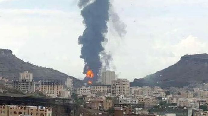 Arsip - Tangkapan layar dari video ponsel menunjukkan asap membubung selama serangan udara Israel di Sanaa, Yaman, 24 Agustus 2025.