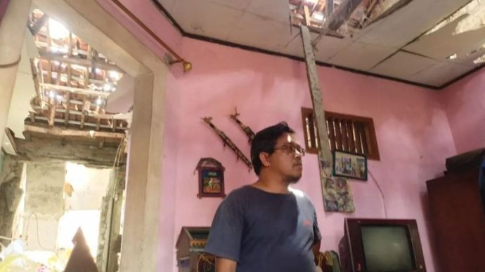Warga menunjukan rumah rusak yang terdampak dari ledakan misterius di permukiman RT/RW 03/01, Kelurahan Pondok Cabe Ilir, Kecamatan Pamulang pada Jumat dini hari (12/9/2025).