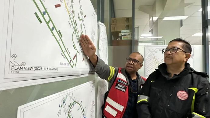 Presiden Direktur PT Freeport Indonesia mendengarkan penjelasan dari salah satu pimpinan tambang bawah tanah soal upaya penyelamatan tujuh pekerja yang masih terjebak di area tambang bawah tanah Grasberg Block Cave (GBC) Tembagapura, Mimika, Papua Tengah.