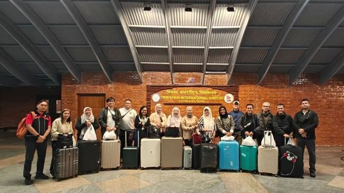 Rombongan WNI yang berhasil dievakuasi tim pelindungan dari Kemlu RI di Bandara Internasional Tribhuvan Kathmandu, Nepal, menjelang kepulangan mereka ke RI, Kamis, 11 September 2025.
