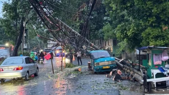 Angkot Ringsek Tertimpa Pohon Tumbang di Pondok Labu