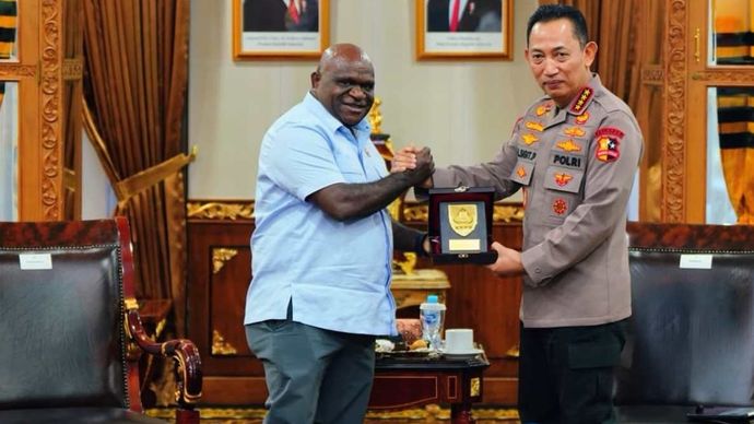 Menteri Hak Asasi Manusia (HAM) Natalius Pigai dan Kepala Kepolisian Republik Indonesia (Kapolri) Jenderal Listyo Sigit Prabowo di Markas Besar Polri.
