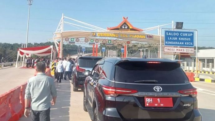 Gubernur Jambi Al Haris bersama rombongan dari DPR RI Komisi V, VI dan PT Hutama Karya (Persero) resmikan pengoperasian jalan tol seksi tiga segmen Tempino-Sp Ness, Ahad (14/9/2025)