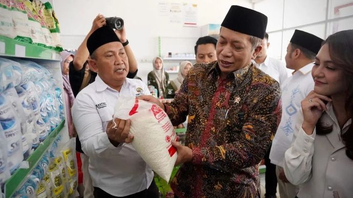 Menteri Koperasi (Menkop) Ferry Juliantono meninjau Kopdes Merah Putih Desa Pucangan, Kecamatan Montong, Tuban, Jawa Timur, Sabtu 13 September 2025. (ANTARA/HO-Kemenkop)