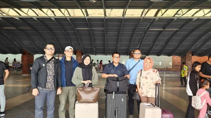 Sejumlah WNI menunggu keberangkatan mereka di Bandara Internasional Tribhuvan di Kathmandu, Nepal