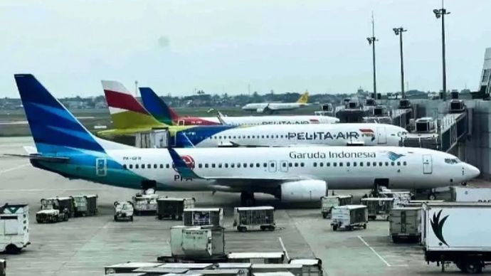Arsip foto - Pesawat Garuda Indonesia dan Pelita Air di Bandara Internasional Soekarno Hatta Tangerang, Banten.