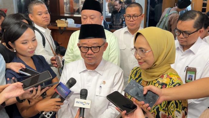 Mendikdasmen Abdul Mu'ti dan Ketua Komisi X DPR RI Hetifah Sjaifudian. 