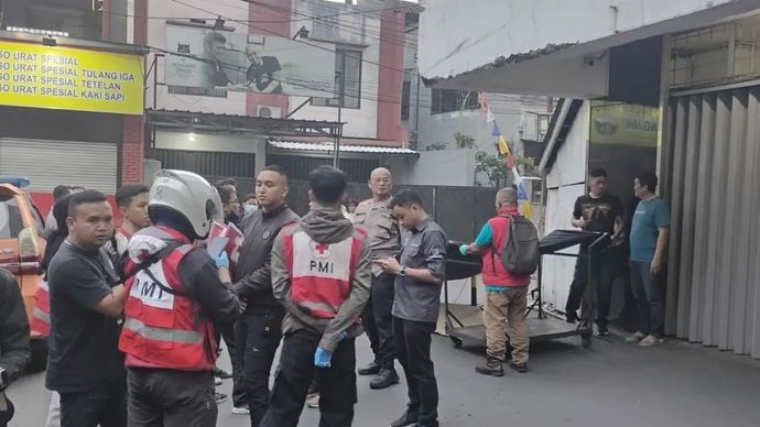 Petugas saat melakukan evakuasi terhadap seorang wanita usai terjatuh dari gedung parkir Mal Kings Shopping Center di Kota Bandung, Jawa Barat, Senin, 15 September 2025.