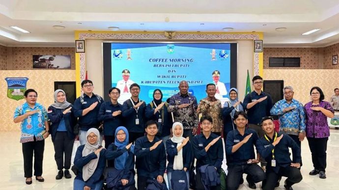 Bupati Teluk Wondama Elysa Auri dan Wakil Bupati Anthonius Alex Marini foto bersana Tim Ekspedisi Patriot UI di Wasior, Teluk Wondama, Papua Barat. 