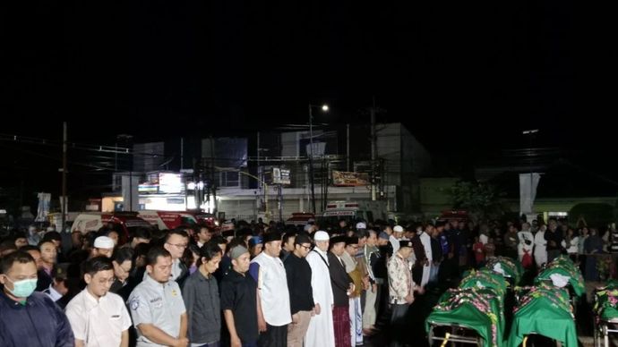 Puluhan karyawan RSBS, keluarga dan rekan korban menunaikan shalat jenazah di halaman parkir RSBS Jember, Minggu (14/9/2025) malam.