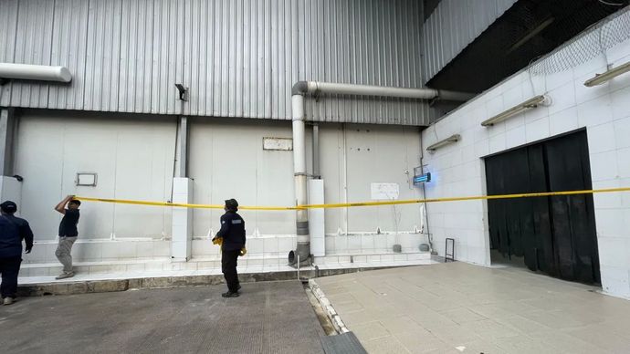 Petugas KLH memasang pembatas di wilayah PT PMT yang diduga menjadi sumber cemaran zat radioaktif Cesium -137 di Kawasan Industri Cikande, Banten, Kamis, 11 September 2025.