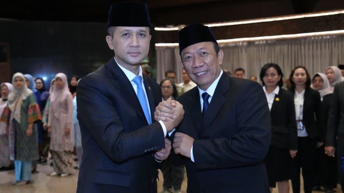 Menteri Transmigrasi M. Iftitah Sulaiman Suryanagara dalam pelantikan Sekjen Kementerian Transmigrasi yang baru Edy Gunawan.