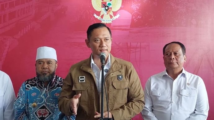 Menko Agus Harimurti Yudhoyono memimpin rapat koordinasi evaluasi implementasi Instruksi Presiden Nomor 12 Tahun 2025 tentang normalisasi Pelabuhan Pulau Baai Kota Bengkulu dan pembangunan pulau terluar Pulau Enggano, di Bengkulu, Selasa. (16/09/2025)