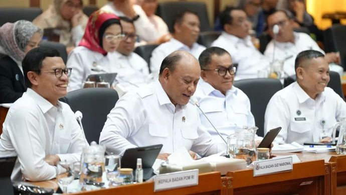 Kepala BGN Dadan Hindayana (depan, dua dari kiri) menyampaikan jumlah SPPG yang telah beroperasi untuk melayani Program MBG di Indonesia serta serapan anggarannya dalam Rapat Dengar Pendapat (RDP) bersama Komisi IX DPR RI di Jakarta, Senin, 15 September 2025.
