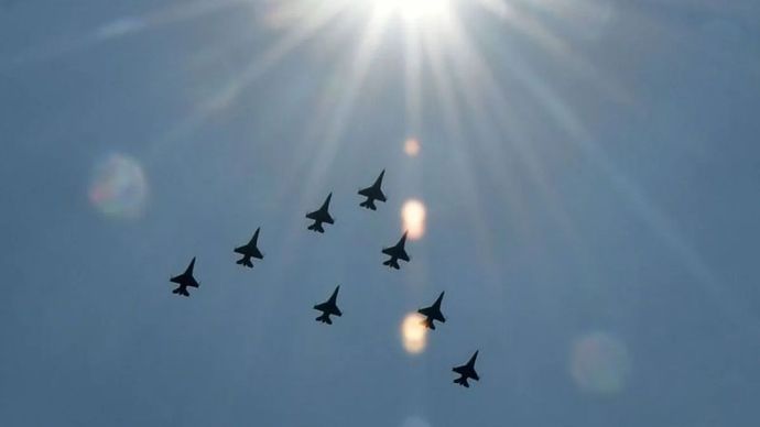 Arsip foto- Sejumlah pesawat tempur TNI Angkatan Udara terbang membentuk formasi di kawasan Monas, Jakarta, Minggu (13/8/2023). Kegiatan tersebut merupakan latihan persiapan untuk puncak peringatan HUT ke-78 Kemerdekaan RI pada tanggal 17 Agustus 2023. 