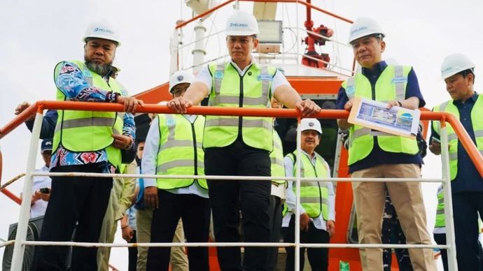 Menteri Koordinator Bidang Infrastruktur dan Pengembangan Wilayah Agus Harimurti Yudhoyono (AHY) meninjau proses normalisasi Pelabuhan Pulau Baai Provinsi Bengkulu, di Bengkulu, Selasa. (16/09/2025) .