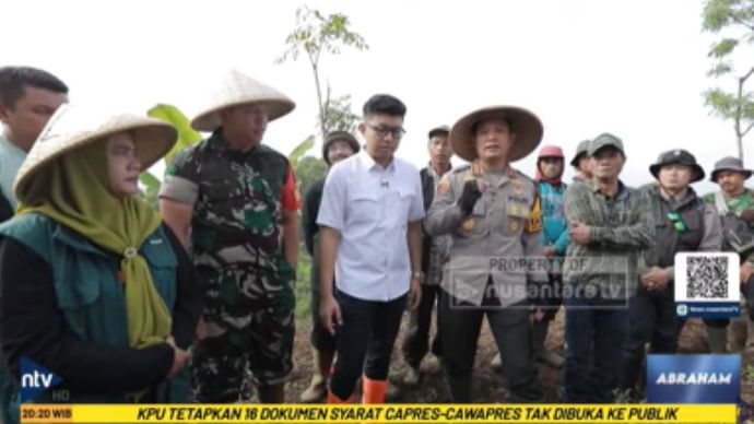 Kapolresta Bandung Kombes Pol Aldi Subartono bersama Dandim 0624 Kabupaten Bandung Letkol Inf Tinton Amin Putra, Camat Pasir Jambu Nia Kania dan para petani setempat saat kegiatan penanaman jagung di Desa Cikoneng 