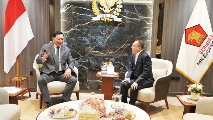 Menteri Pertahanan Sjafrie Sjamsoeddin berbincang bersama Wakil Ketua DPR RI Sufmi Dasco Ahmad di kompleks parlemen, Jakarta, Selasa 16 September 2025. ANTARA/HO-DPR.