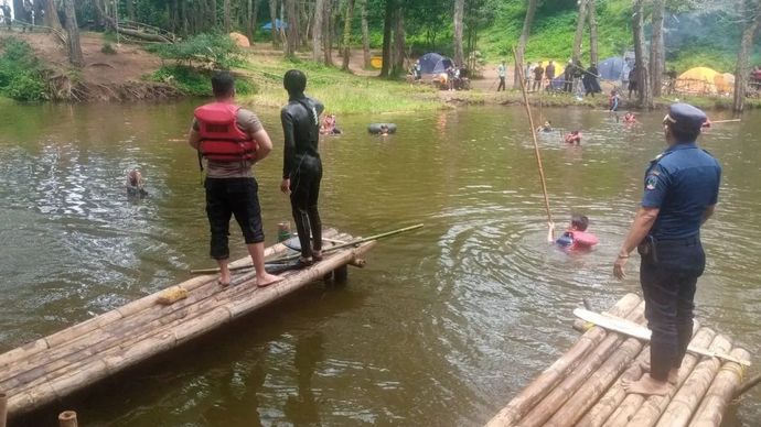 Sejumlah petugas SAR gabungan melakukan pencarian seorang wisatawan yang tenggelam di Situ Salawe, Kecamatan Malangbong, Kabupaten Garut, Jawa Barat, Minggu 14 September 2025. ANTARA/HO-Polres Garut