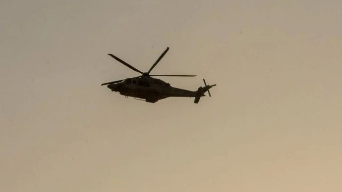 Sebuah helikopter terbang di dekat lokasi serangan udara Israel di Doha, Qatar, pada 9 September 2025.