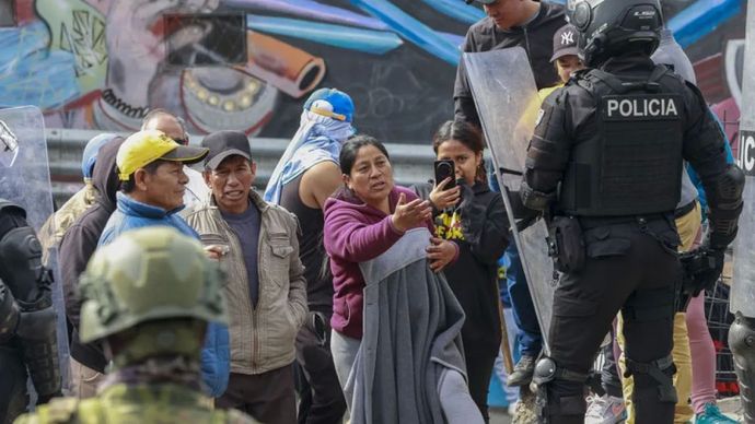 Masyarakat berargumen dengan seorang polisi di Quito, Ekuador, pada 16 September 2025.
