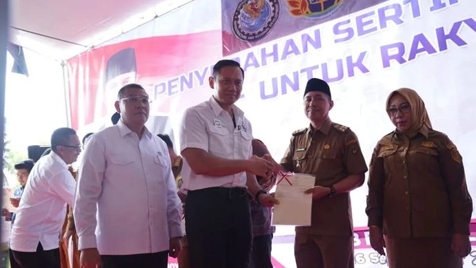 Menteri Koordinator Bidang Infrastruktur dan Pembangunan Kewilayahan Agus Harimurti Yudhoyono menyerahkan sebanyak sertifikat tanah bagi masyarakat Provinsi Bengkulu, di Bengkulu, Selasa. 16 September 2025 ANTARA/HO-Dokumen Pribadi