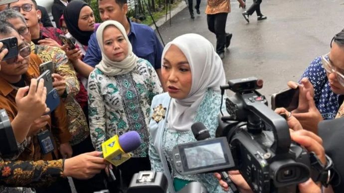 Kader Partai Kebangkitan Bangsa Farida Farichah memberikan keterangan pers sesaat setelah tiba di Kompleks Istana Kepresidenan, Jakarta, Rabu (17/9/2025). 