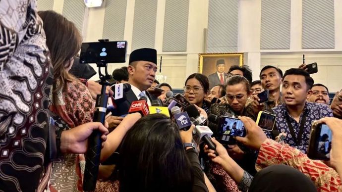 Menteri Sekretaris Negara (Mensesneg) Prasetyo Hadi yang juga Juru Bicara Presiden RI menjawab pertanyaan wartawan selepas upacara pelantikan menteri, wakil menteri, dan pimpinan lembaga di Istana Negara, Jakarta, Rabu (17/9/2025).