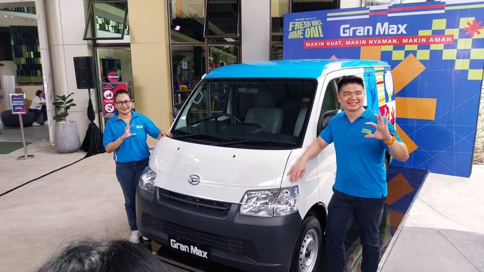 Direktur Marketing dan Direktur Corporate Planning &amp; Communication PT Astra Daihatsu Motor (ADM), Sri Agung Handayani dan Chief Executive Officer PT Astra International Tbk Daihatsu Sales Operation (AI-DSO), Fredy Handjaja saat peluncuran Gran Max Bl