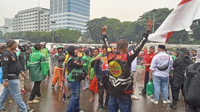 Gabungan Aksi Roda Dua (Garda) Indonesia yang melakukan unjuk rasa di gedung DPR/MPR RI untuk menuntut pembebasan para aktivis yang ditahan, Rabu, 17 September 2025.