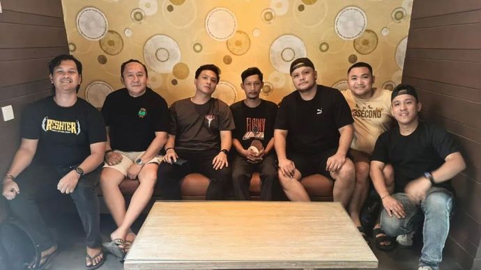 Bima Permana Putra (keempat dari kanan) yang dilaporkan hilang dalam aksi unjuk rasa di Jakarta ditemukan saat tengah berjualan mainan barongsai di Klenteng Eng An Kiong, Jalam RE Martadinata No. 1 Kota Lama, Kedung Kandang, Kota Malang, Jawa Timur, Rabu, 17 September 2025.
