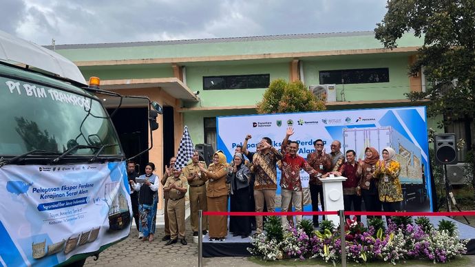 Kementerian Pedagangan (Kemendag) melepas ekspor perdana produk kerajinan serat alam ramah lingkungan berbahan pelepah pisang dan eceng gondok Pelaku UMKM Kebumen, Jawa Tengah ke Amerika Serikat (AS). 